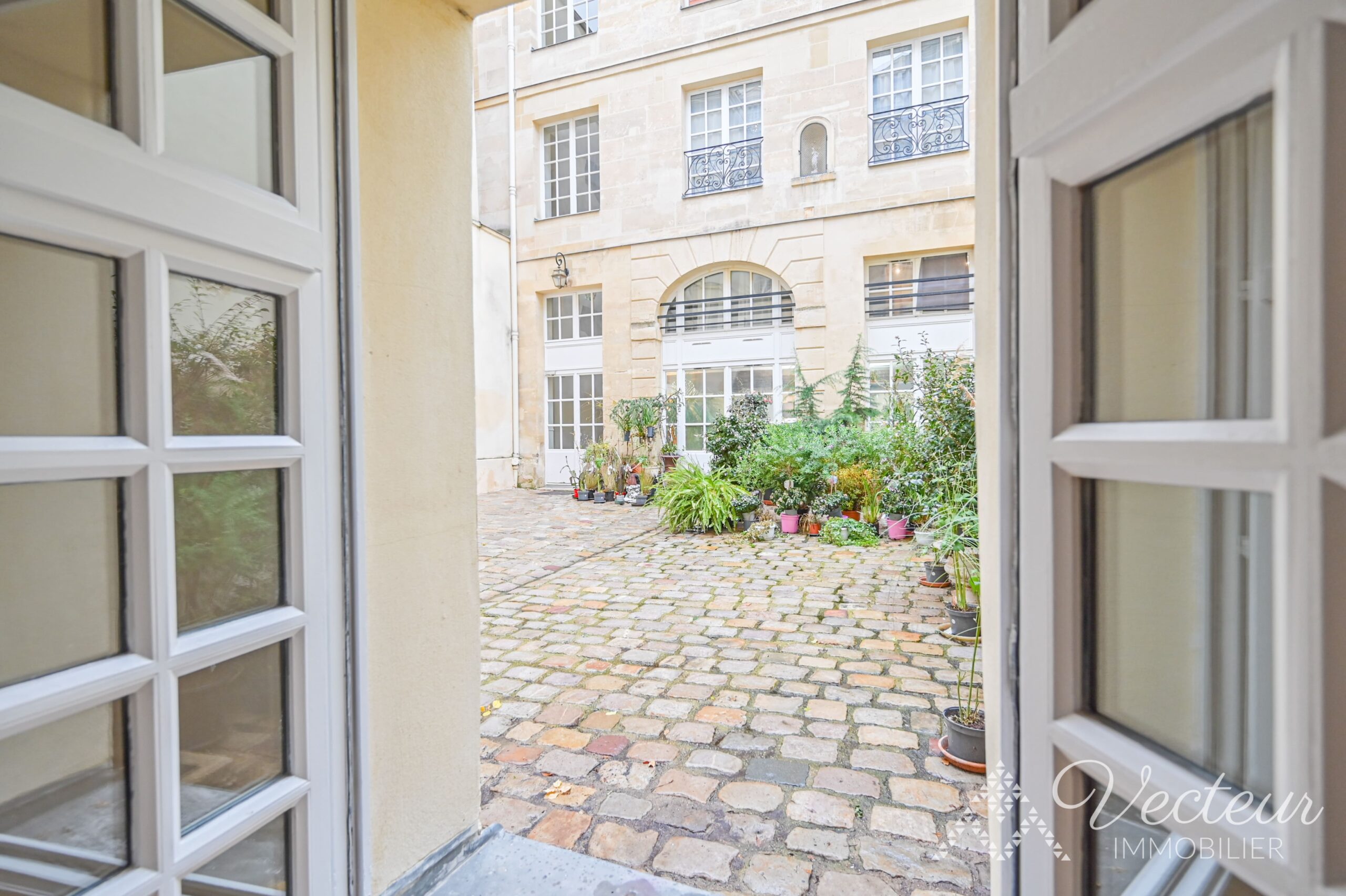 Fenêtre ouverte donnant sur une cour d'immeuble à Paris 5