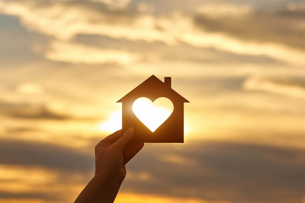 Maison en forme de coeur vers le ciel